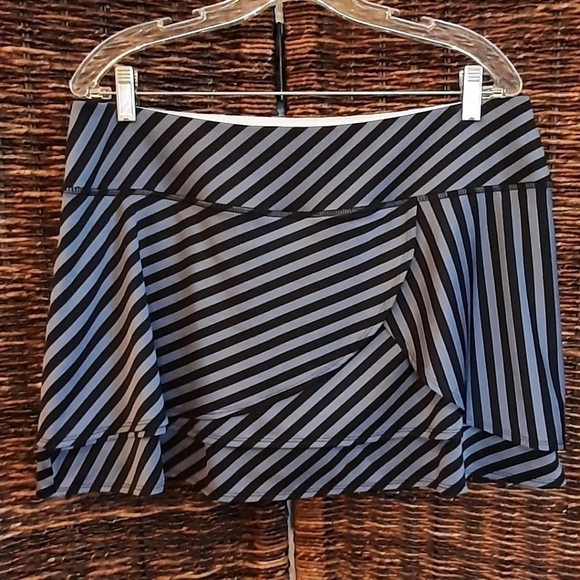 Athleta Women's Skort XL Black Gray Fly By Striped Tennis Skirt 983264 Workout - Picture 1 of 7